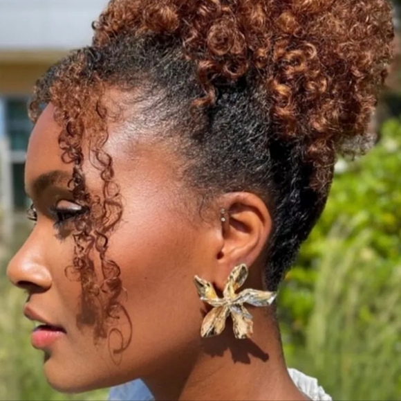 Ara Silver XL Metal Textured Floral Earrings - Picture 2 of 3